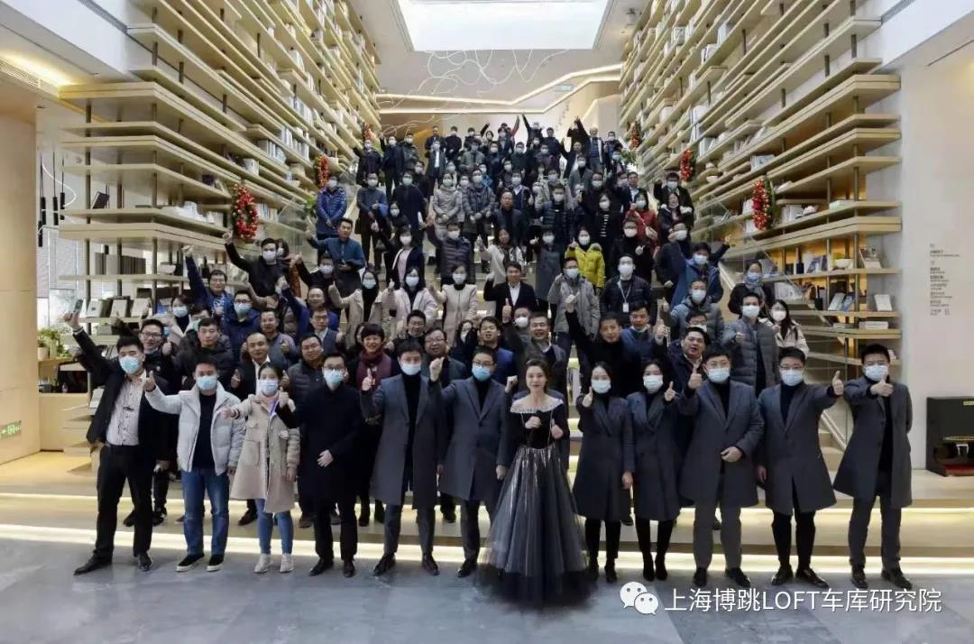恩施全国一百多人在华侨城汉口道6号参观研讨LOFT专利车库技术！
